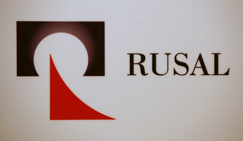 © Reuters. FILE PHOTO: The company logo of United Company RUSAL is displayed during a news conference in Hong Kong