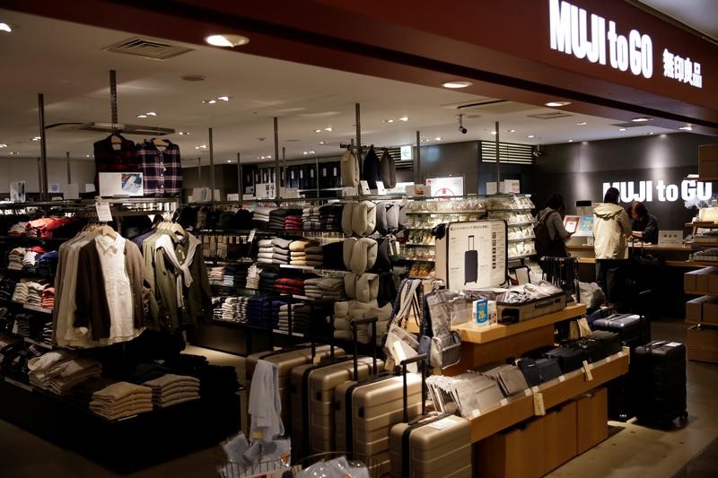 © Reuters. People shop at a Muji store at Kansai International Airport in Osaka