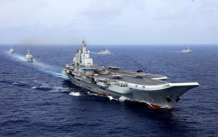 © Reuters. China's aircraft carrier Liaoning takes part in a military drill of Chinese People's Liberation Army (PLA) Navy in the western Pacific Ocean