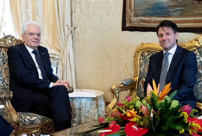 © Reuters. Il presidente della Repubblica Sergio Mattarella e il premier incaricato Giuseppe Conte ieri al Quirinale