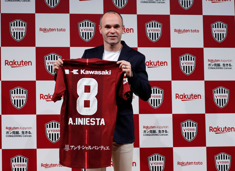 © Reuters. Iniesta firma con el equipo japonés Vissel Kobe