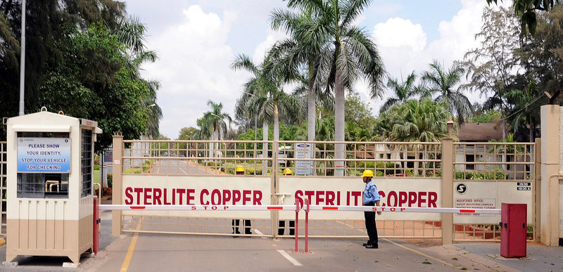 © Reuters. FILE PHOTO: A private security guard stands in front of the main gate of Sterlite Industries Ltd's copper plant in Tuticorin