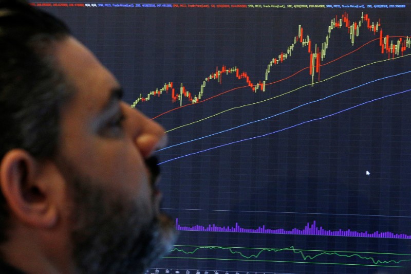 © Reuters. A trader works on the floor of the New York Stock Exchange in the Manhattan borough of New York City