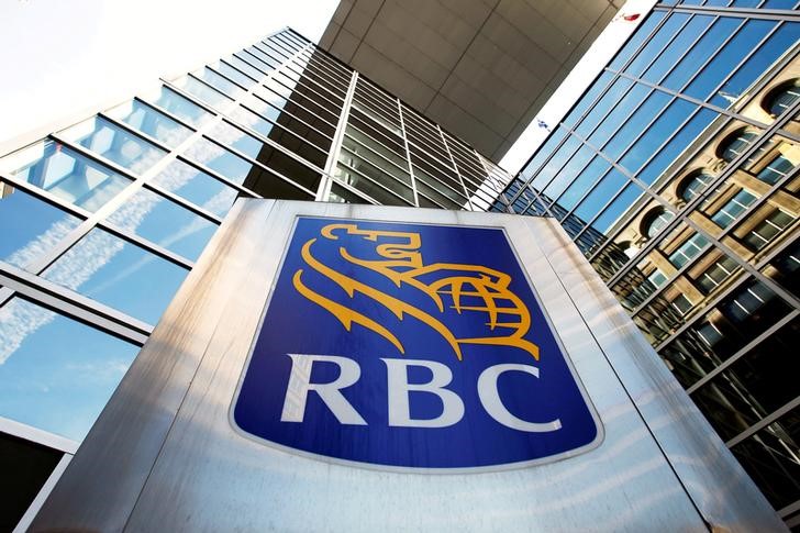 © Reuters. FILE PHOTO: A Royal Bank of Canada sign is seen outside of a branch in Ottawa