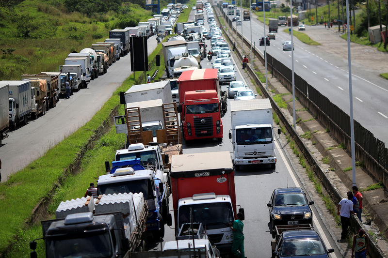 © Reuters. Caminhoneiros bloqueiam BR-324 em Simões Filho, perto de Salvador