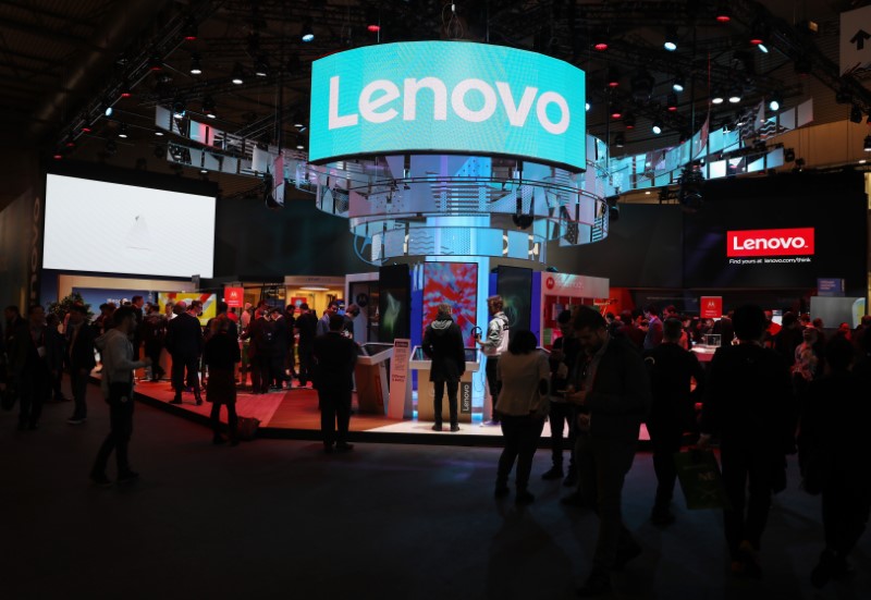 © Reuters. Стенд Lenovo на выставке Mobile World Congress в Барселоне