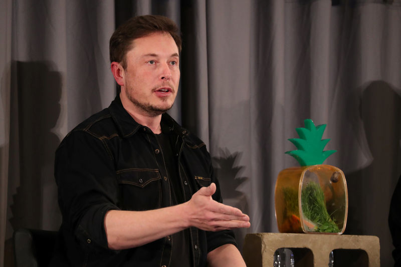 © Reuters. Elon Musk speaks at a Boring Company community meeting in Bel Air, Los Angeles