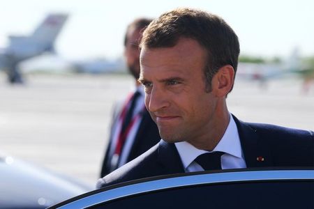 © Reuters. French President Emmanuel Macron arrives to attend the St. Petersburg International Economic Forum