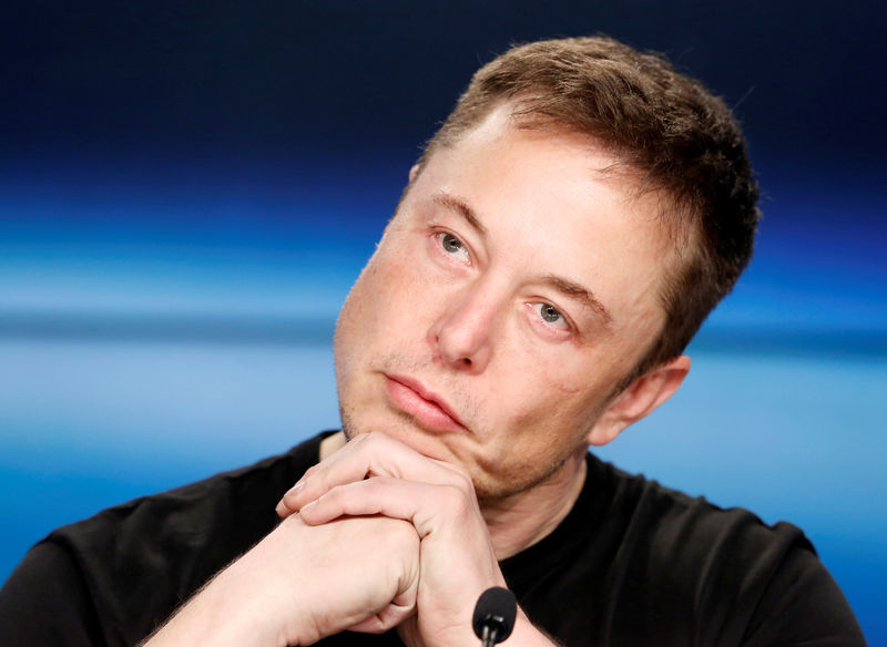 © Reuters. FILE PHOTO: Elon Musk at a press conference following the first launch of a SpaceX Falcon Heavy rocket in Cape Canaveral