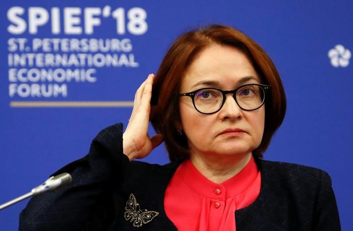 © Reuters. Глава Банка России Эльвира Набиуллина на сессии экономического форума в Санкт-Петербурге