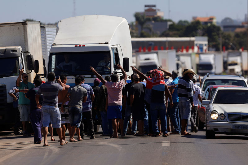 © Reuters. Caminhoneiros bloqueiam BR-040 em Luziania, perto de Brasília