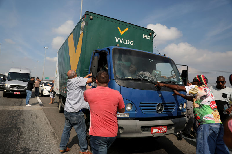 © Reuters. Caminhoneiros tentam parar motorista de caminhão que não queria participar de protesto, em Duque de Caxias, no Rio de Janeiro
