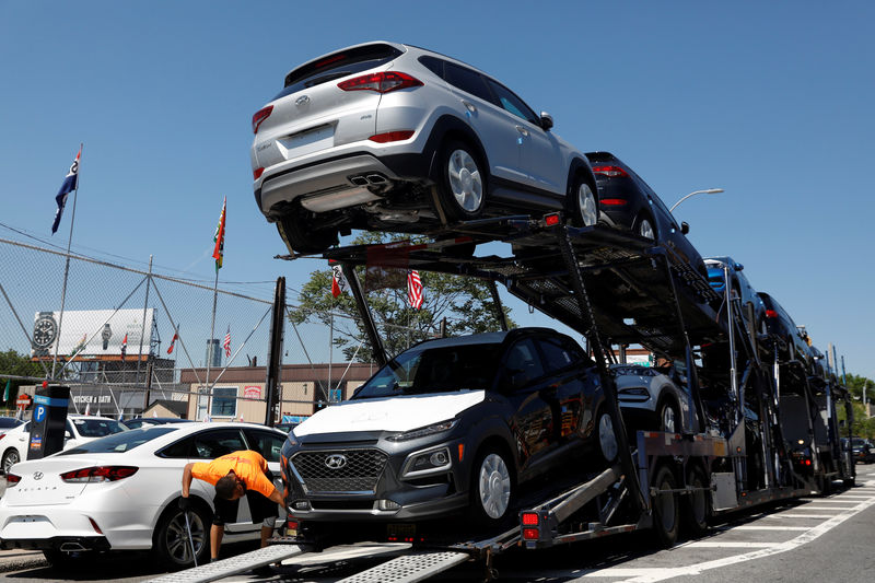 © Reuters. Automobiles are on a truck for delivery to a car lot in Queens