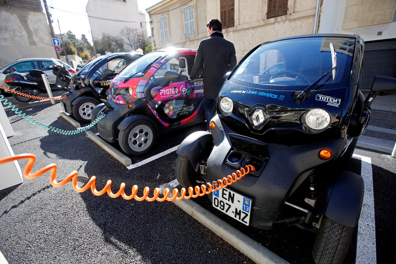 © Reuters. FILE PHOTO: A man prepares to drive a Totem-Mobi electric car-sharing vehicle parked at a charging station in Marseille