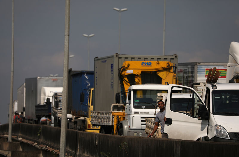 © Reuters. Truckers block the BR-040 highway during a protest against high diesel fuel prices in Duque de Caxias in Rio de Janeiro