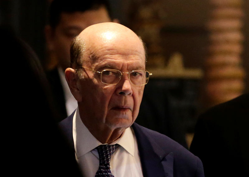 © Reuters. U.S. Commerce Secretary Wilbur Ross, a member of the U.S. trade delegation to China, returns to a hotel in Beijing