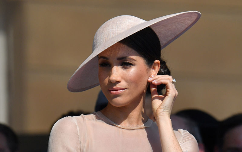 © Reuters. Meghan, Duchess of Sussex attends a garden party at Buckingham Palace, in London