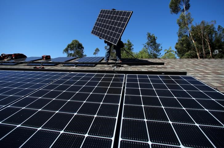 © Reuters. A solar installer from Baker Electric installs a solar panel on the roof of a residential home in Scripps Ranch, San Diego, California