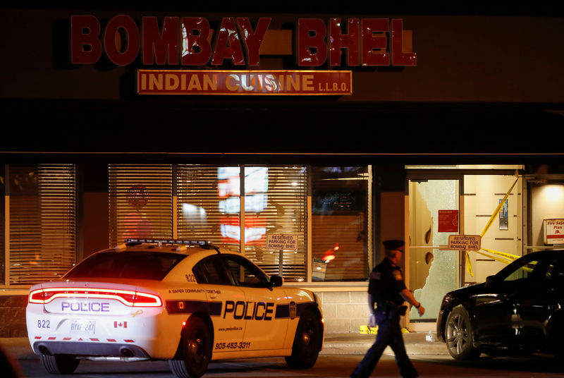 © Reuters. كندا: رجلان يفجران عبوة ناسفة في مطعم وسقوط 15 مصابا
