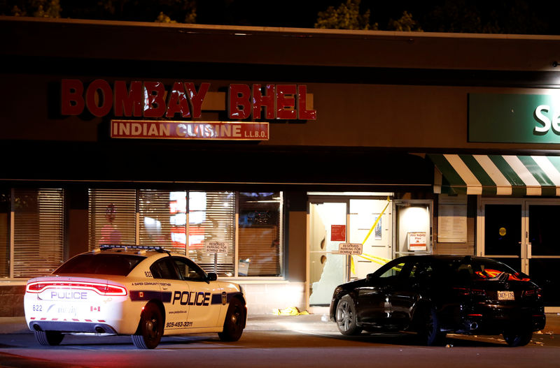 © Reuters. Dos hombres detonan una bomba en un restaurante de Canadá y causan 15 heridos