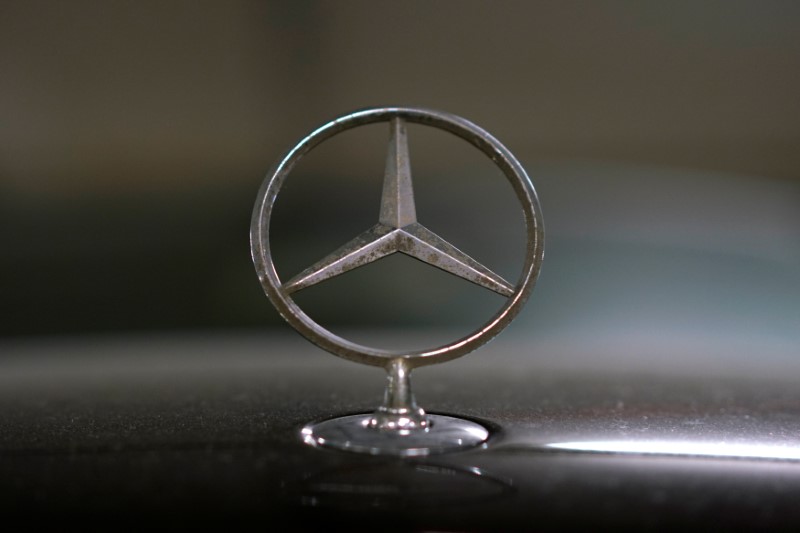 © Reuters. FILE PHOTO: View shows Mercedes-Benz logo in Moscow