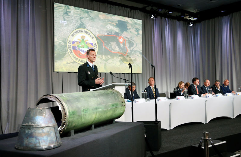 © Reuters. Члены Cовместной следственной группы на пресс-конференции, посвященной расследованию крушения MH17