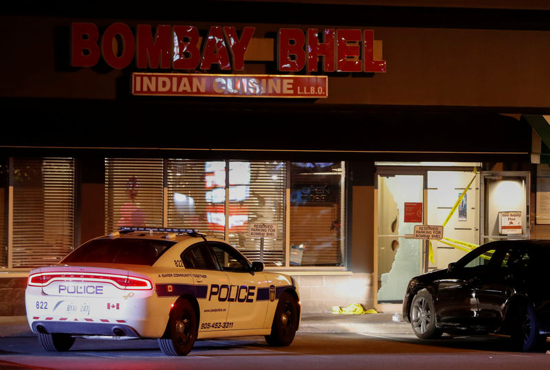 © Reuters. Carro de polícia é visto em frente a local de explosão em Mississauga, no Canadá