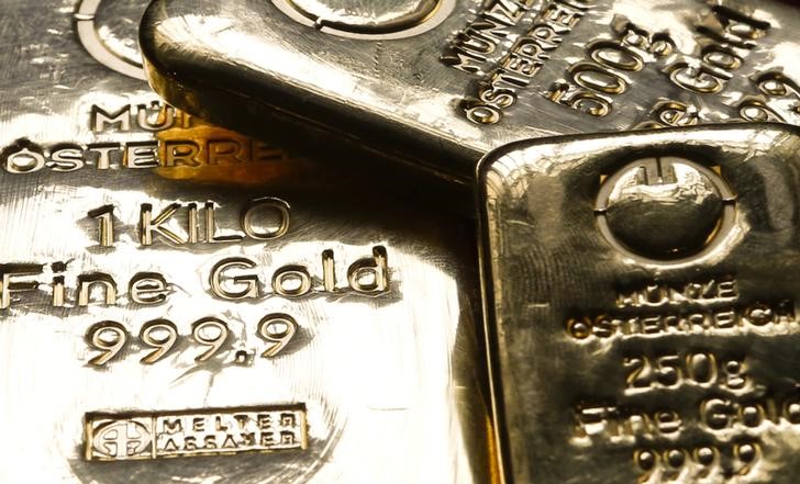 © Reuters. Золотые слитки на Австрийском монетном дворе