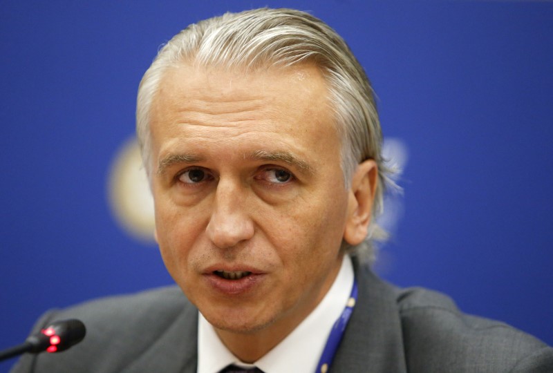 © Reuters. Alexander Dyukov, head of Russian oil producer Gazprom Neft, attends a session of the St. Petersburg International Economic Forum