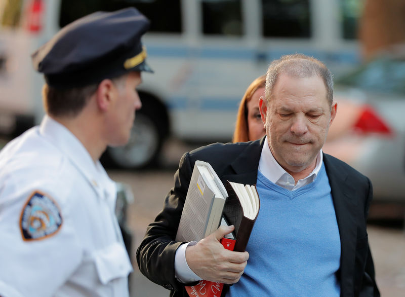 © Reuters. Produtor cinematográfico Harvey Weinstein chega a delegacia em Nova York, Estados Unidos