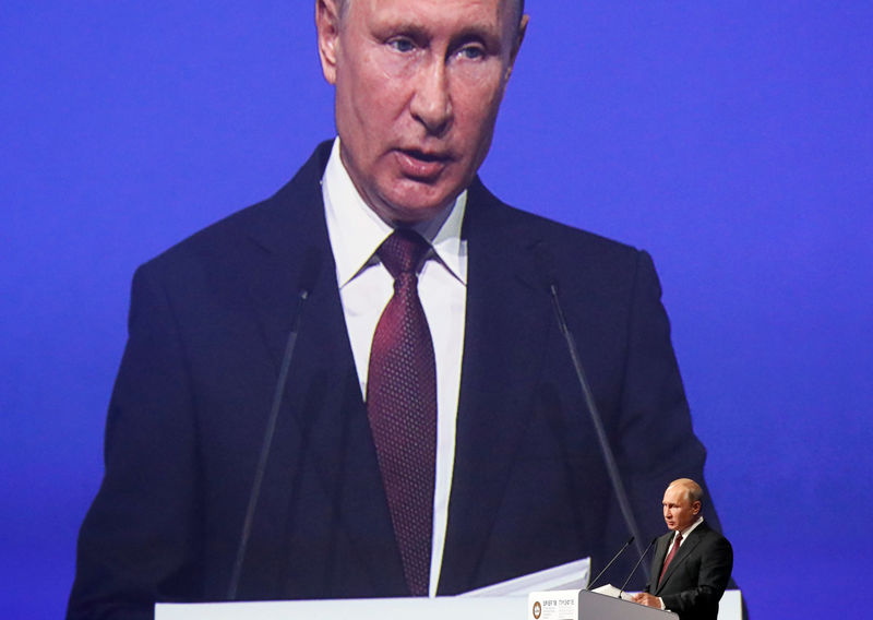 © Reuters. Russian President Putin delivers a speech during a session of the St. Petersburg International Economic Forum