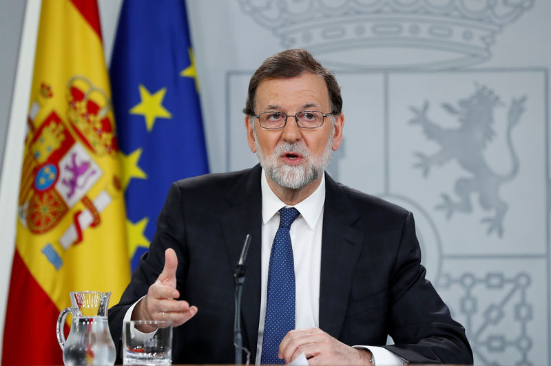 © Reuters. Spain's PM Rajoy speaks during a news conference at the Moncloa Palace in Madrid