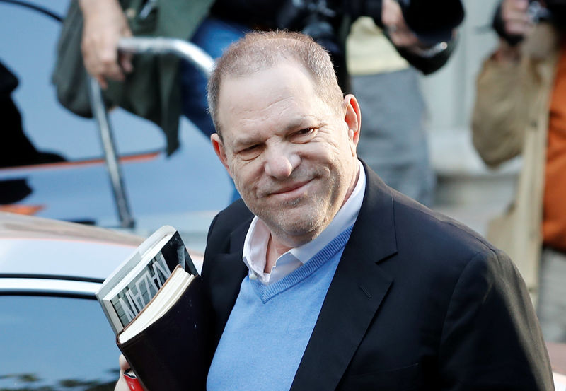 © Reuters. El productor cinematográfico Harvey Weinstein se entrega por las acusaciones de abusos sexuales