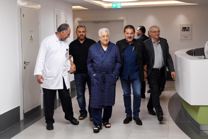 © Reuters. مسؤول طبي: لا يوجد موعد محدد لخروج الرئيس الفلسطيني من المستشفى