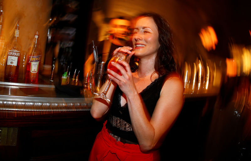 © Reuters. A woman drinks a spritz cocktail with Aperol at the "Spirit de Milan" in Milan