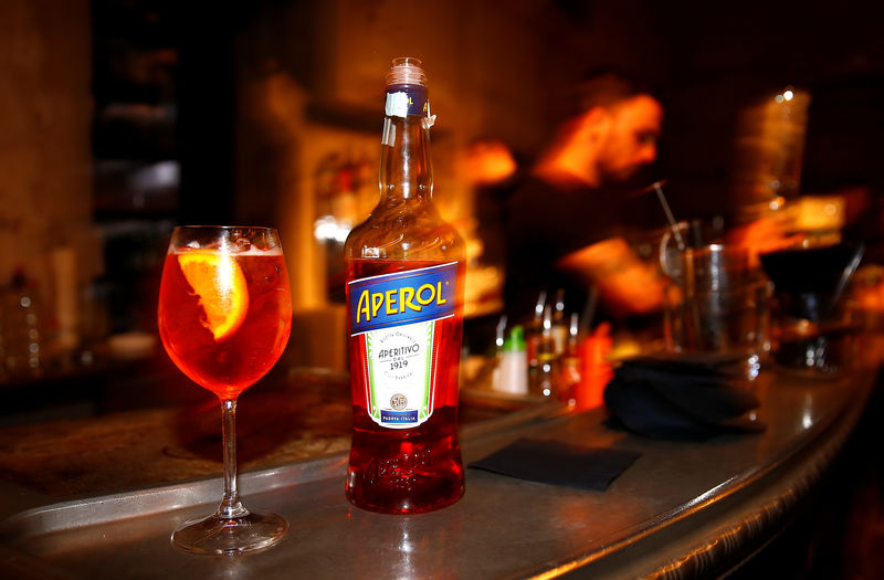 © Reuters. A spritz cocktail with Aperol is seen at the "Spirit de Milan" in Milan