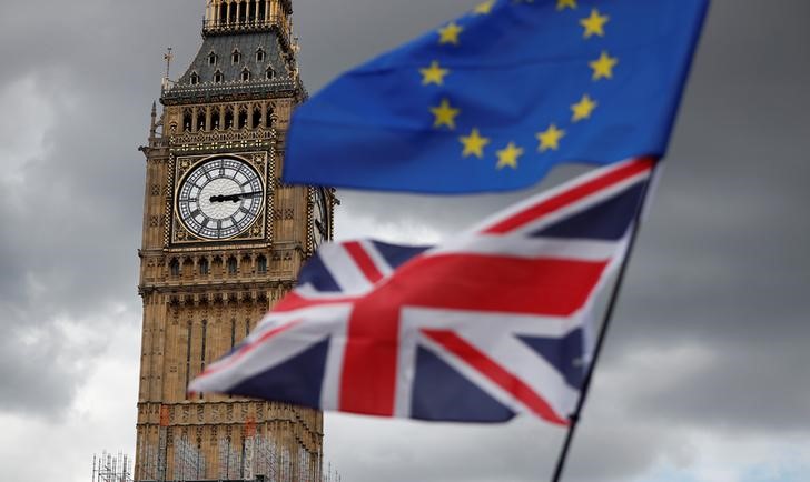 © Reuters. The Union Flag and a European Union flag fly near the Elizabeth Tower, housing the Big Ben bell, during the anti-Brexit 'People's March for Europe', in Parliament Square in central London