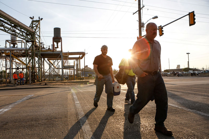 © Reuters. Steel workers return to work at U.S. Steel Granite City Works in Granite City