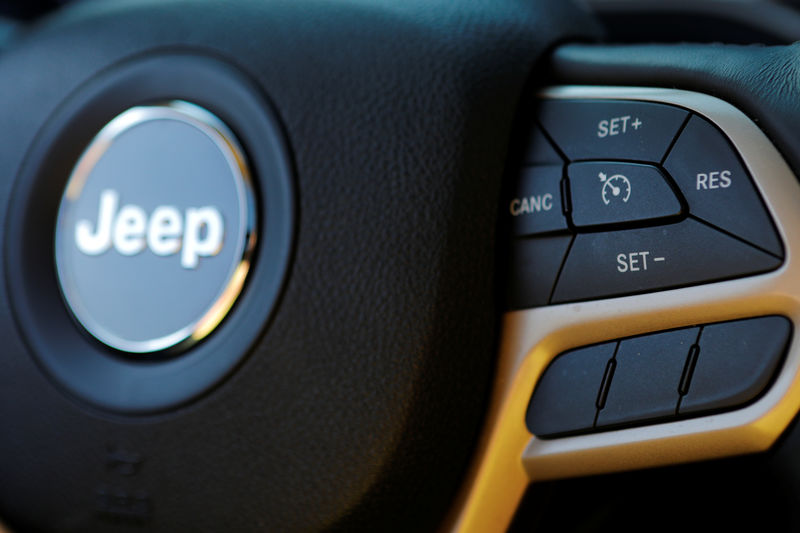 © Reuters. Панель управления круиз-контролем в автомобиле 2017 Chrysler Jeep Cherokee