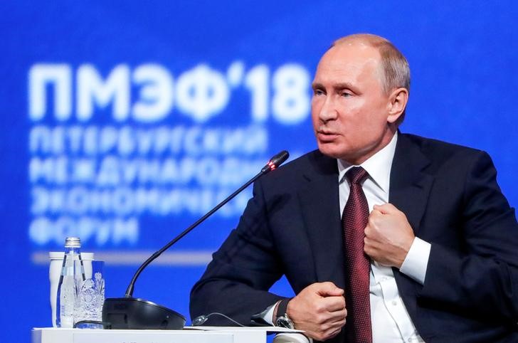 © Reuters. Президент РФ Владимир Путин выступает на экономическом форуме в Санкт-Петербурге