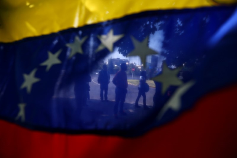 © Reuters. Bandeira da Venezuela é vista em protesto em Santiago, no Chile