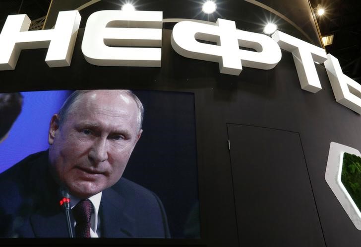 © Reuters. Президент РФ Владимир Путин на экономическом форуме в Санкт-Петербурге