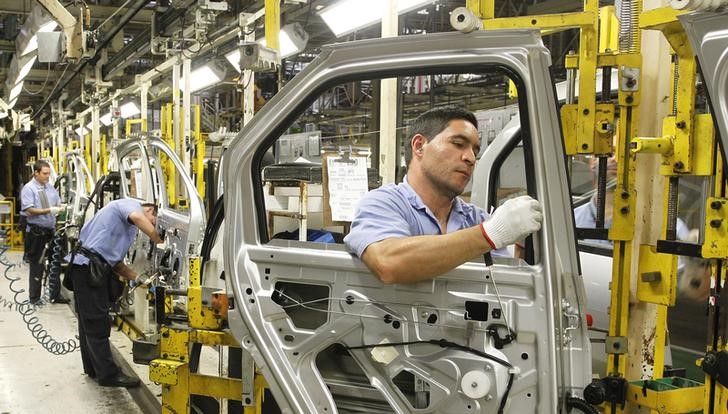 © Reuters. Trabalhadores em fábrica de automóveis em São José dos Pinhais