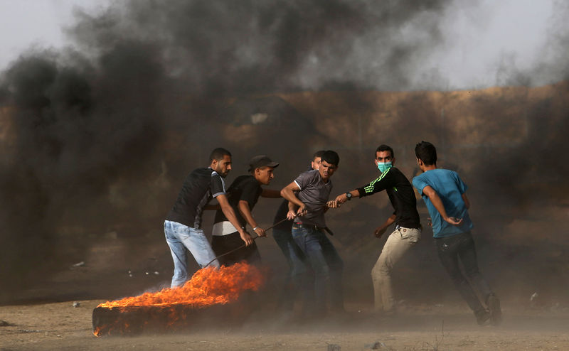 © Reuters. إصابة عشرات الفلسطينيين بالرصاص والغاز المسيل للدموع في احتجاجات على الحدود