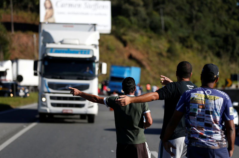 © Reuters. Caminhoneiros fazem gesto para caminhões pararem