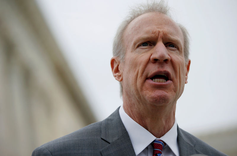 © Reuters. FILE PHOTO: Illinois Gov. Bruce Rauner speaks to the news media outside of the United States Supreme Court in Washington