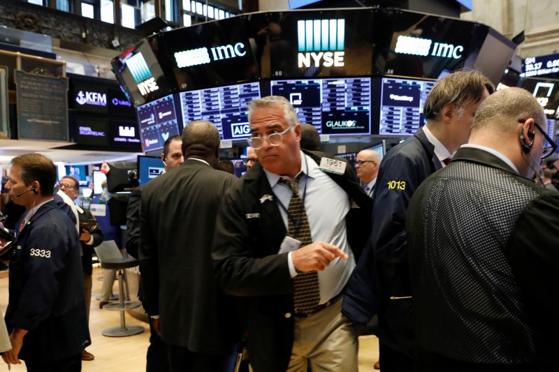 © Reuters. Traders work on the floor of the New York Stock Exchange in the borough of New York City