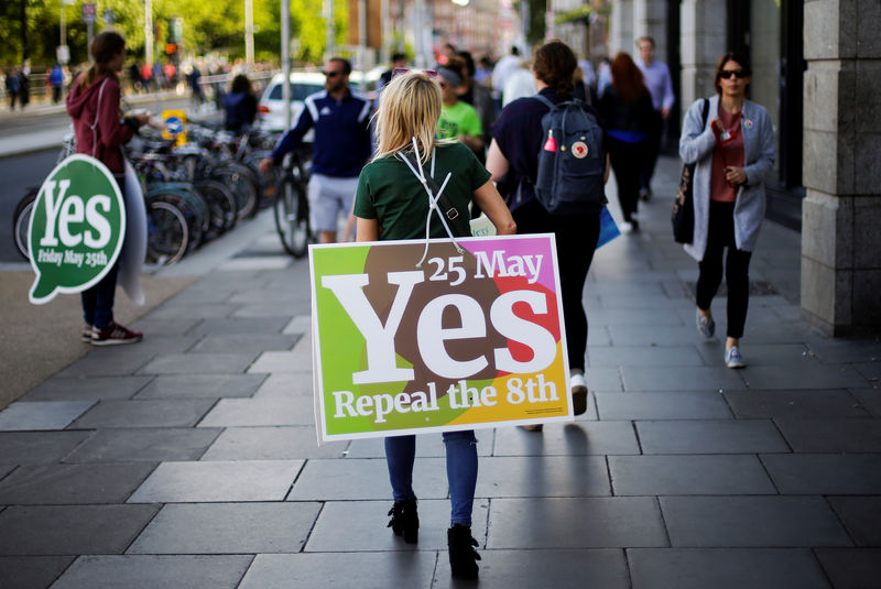 © Reuters. Mulher carrega placa sobre referendo para liberalizar leis do aborto em Dublin, na Irlanda