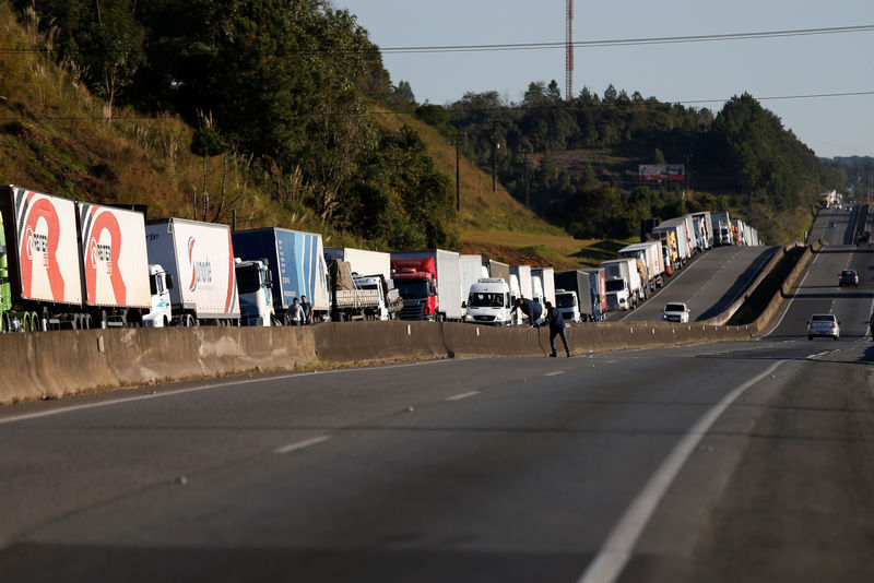 © Reuters. Caminhoneiros estacionam veículos na rodovia BR-116 em Curitiba durante greve