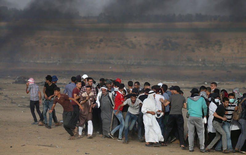 © Reuters. Manifestantes palestinos correm durante protesto em Gaza